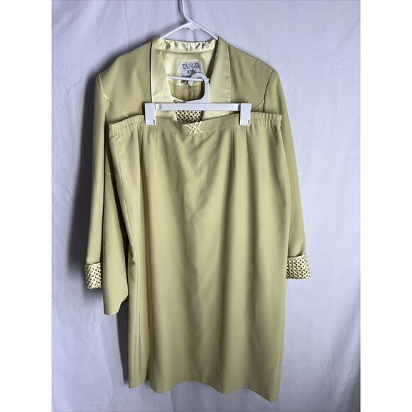 Tango Nites Jackets & Blazers - TANGO NITES Women 2PC Green Polyester Acetate Skirt Suit Size 20